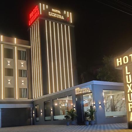 Hotel Luxura, 아흐메다바드 외부 사진