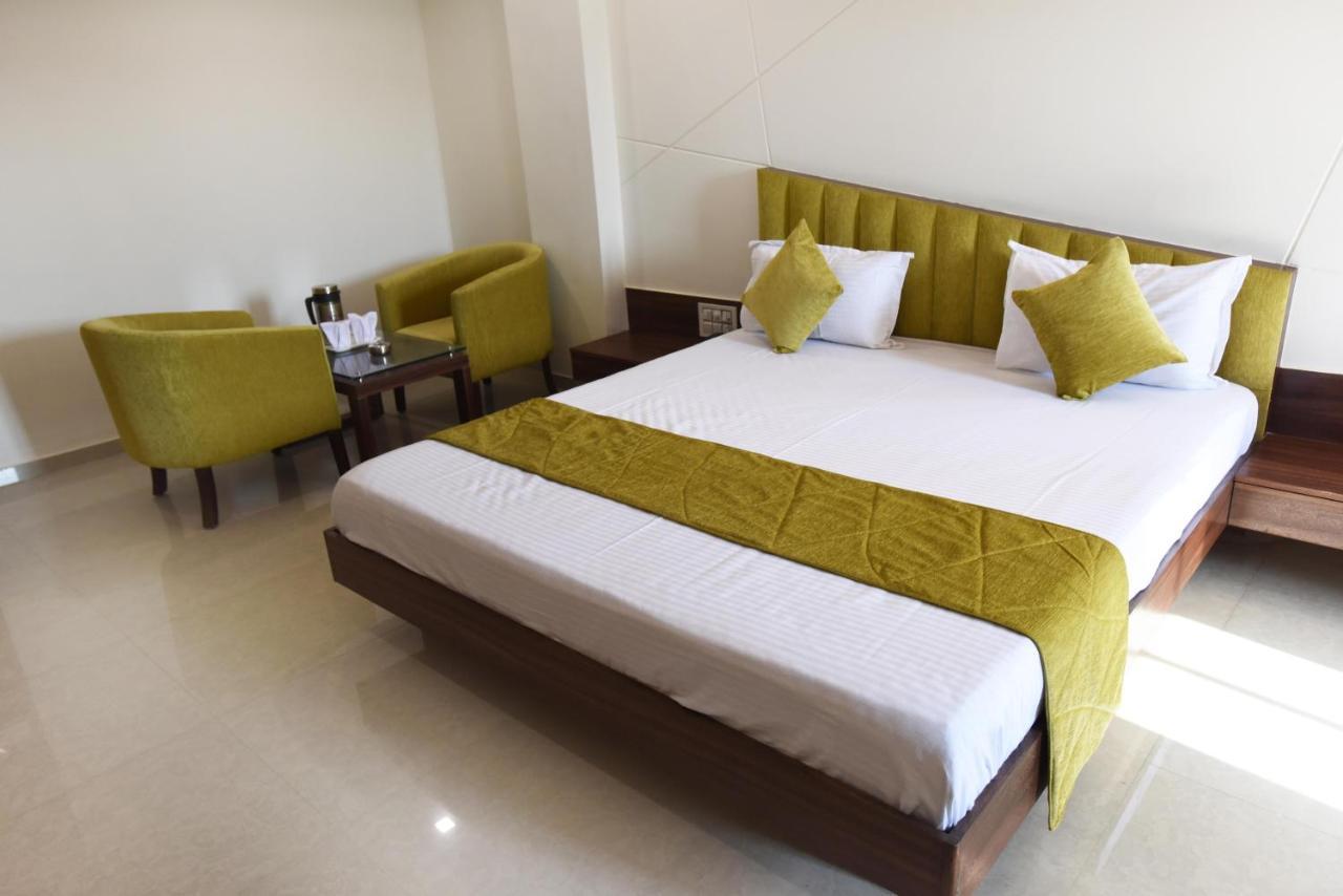 Hotel Luxura, 아흐메다바드 외부 사진