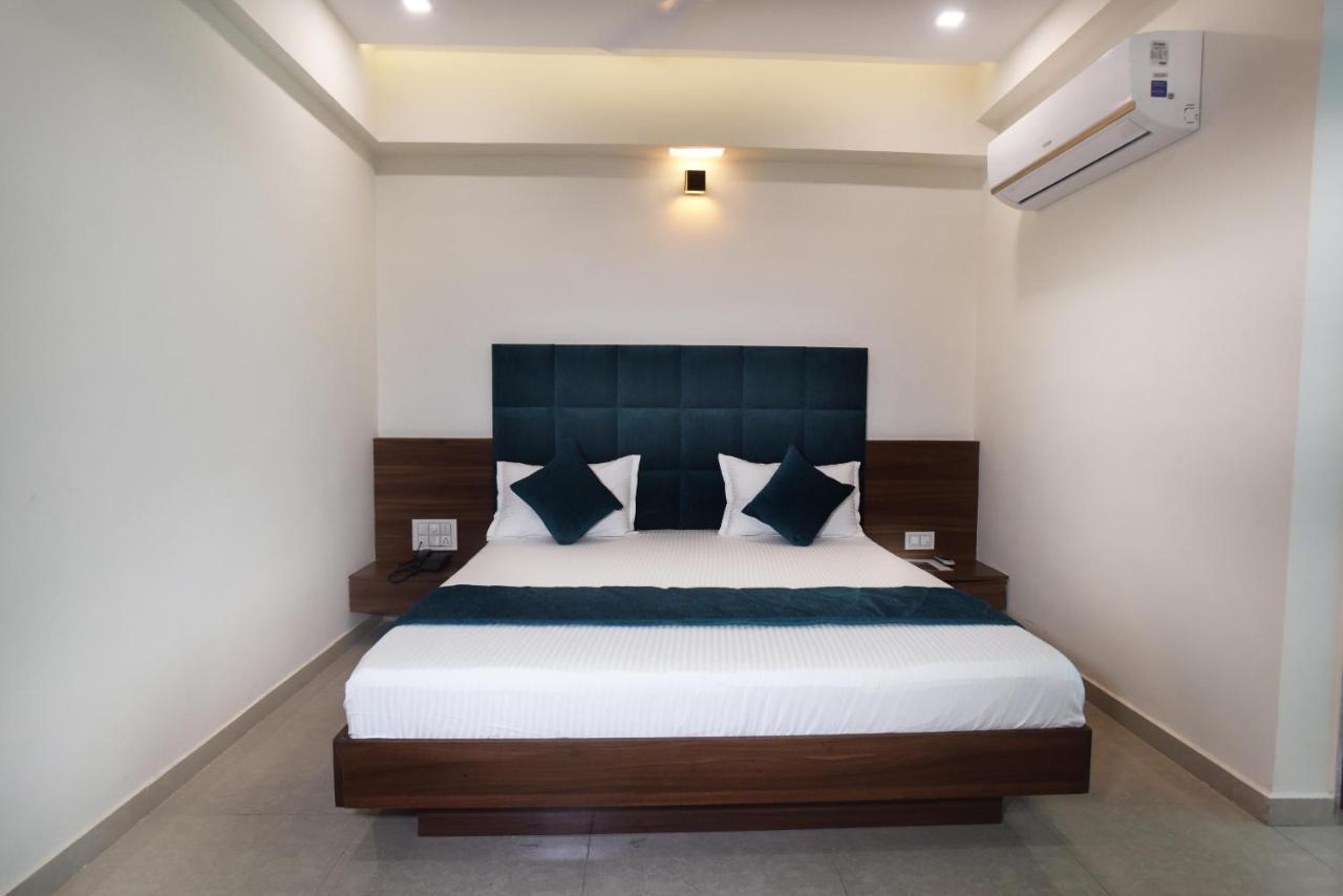 Hotel Luxura, 아흐메다바드 외부 사진
