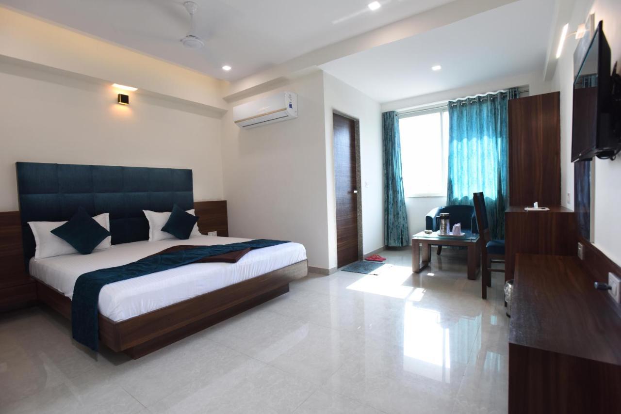 Hotel Luxura, 아흐메다바드 외부 사진